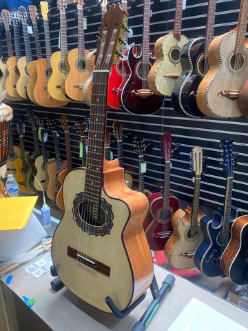 Don Cortez Sapele body, Spruce top Gran Concierto Requinto.